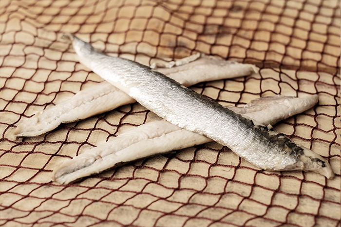 Anchois de Getaria marinés au vinaigre et à l'huile d'olive. Élaboration artisanale.